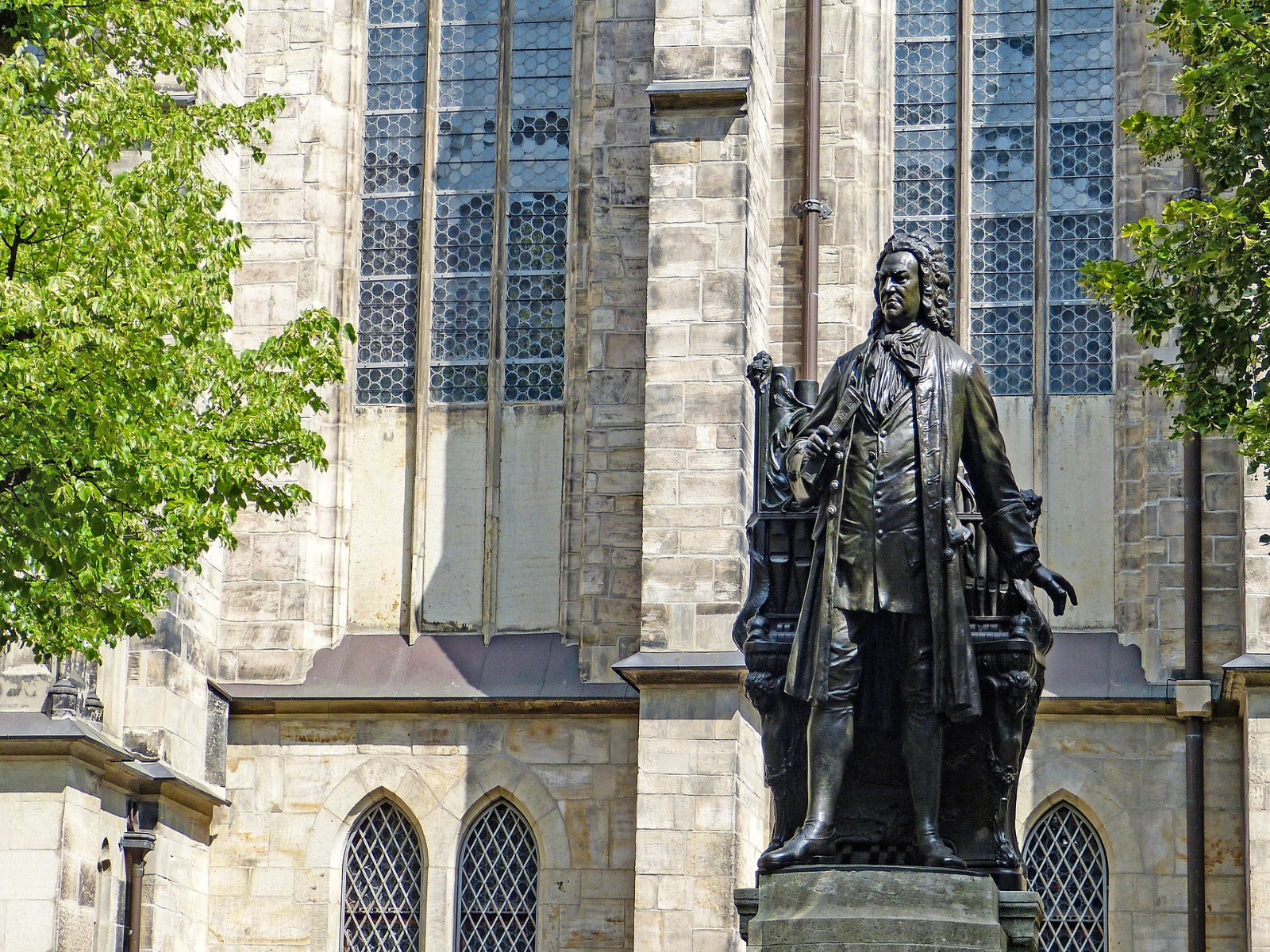 Statue von Johann Sebastian Bach vor der Thomaskirche Leipzig